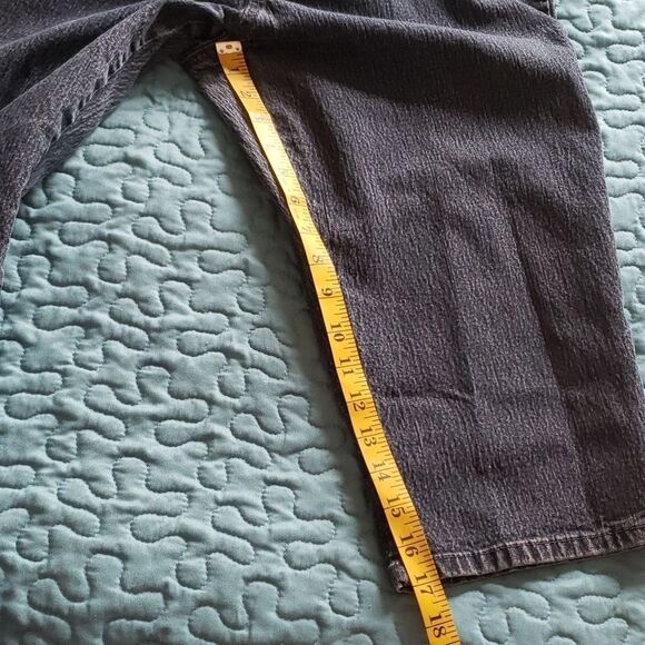 Gloria Vanderbilt Bermuda Jean Shorts. Size 16 - Picture 8 of 10